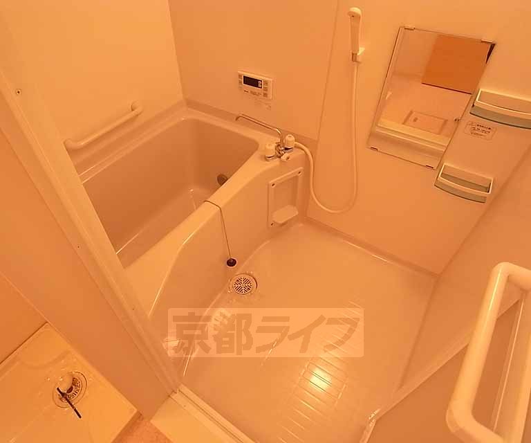 バス・シャワールーム　広いバスルームです。