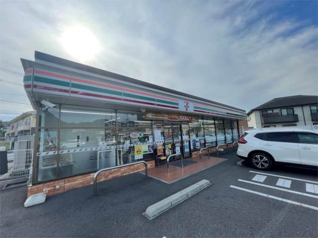 コンビニ　セブンイレブン 八幡大平1丁目店（コンビニ）まで598m