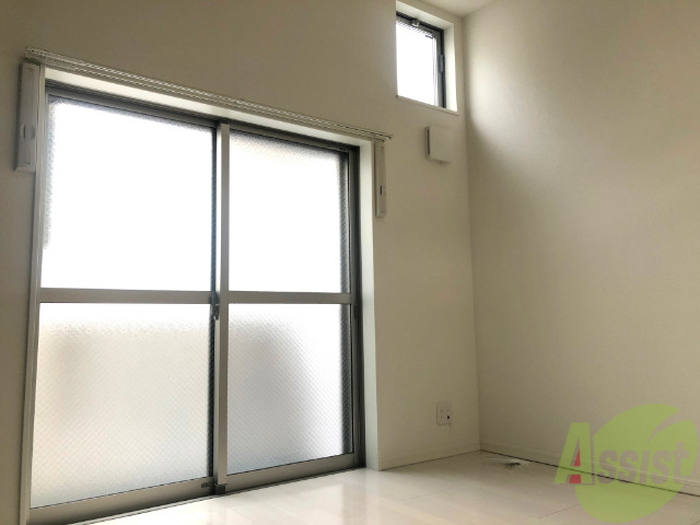 居室・リビング　こちらはリビングです。白を基調としており清潔感があります。