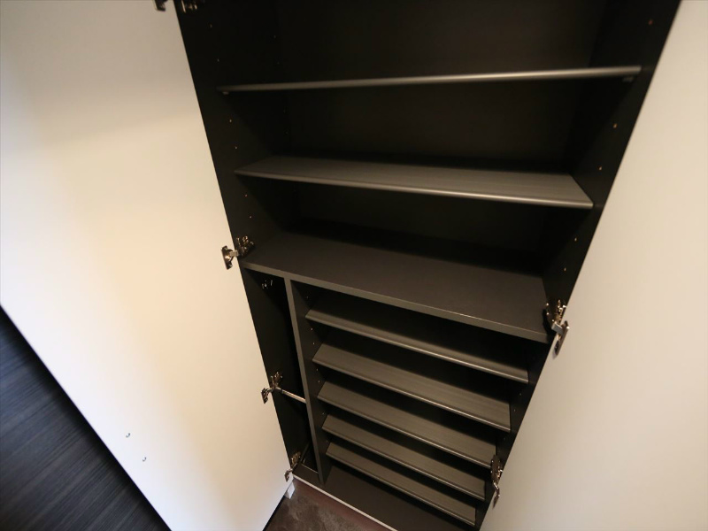 玄関　玄関　シューズボックス付（収納充実してます）