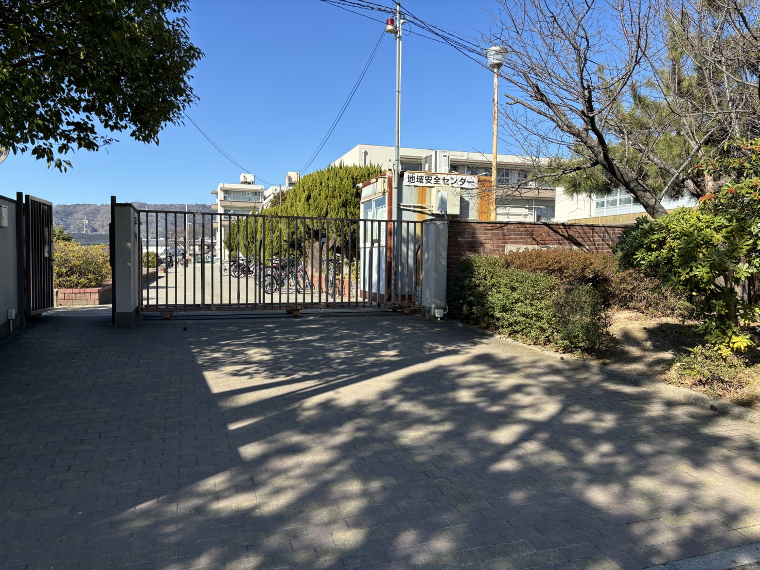 小学校　箕面市立西南小学校（小学校）まで825m