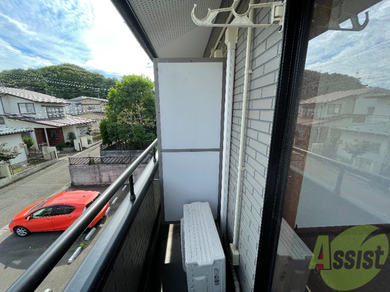 バルコニー　洗濯干しも設置してあるので問題なく干せそうですね。