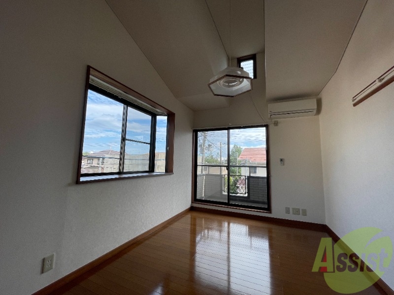 居室・リビング　陽当たりが良く、広々として過ごしやすそうです。