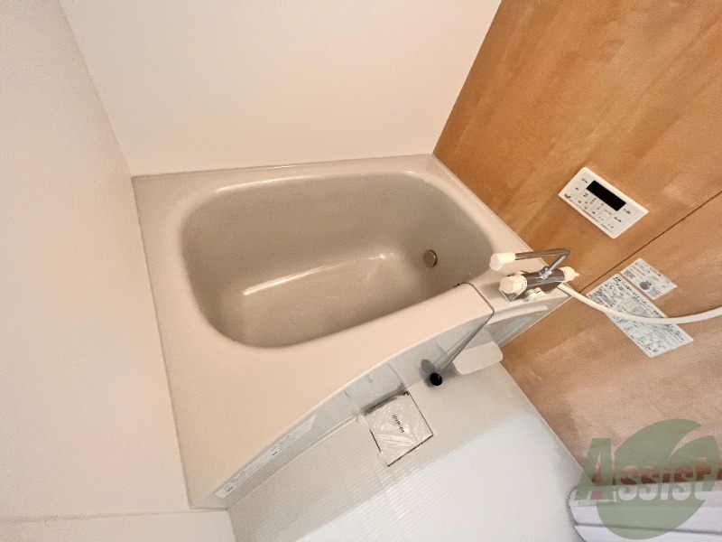 バス・シャワールーム　浴室は肩まで浸かれるくらい広々していました。