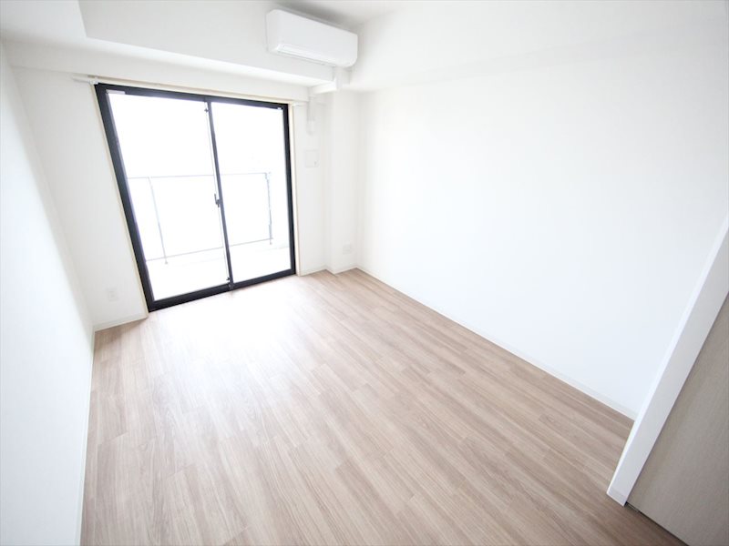 居室・リビング　洋室8.6帖　エアコン完備　バルコニーに面しています