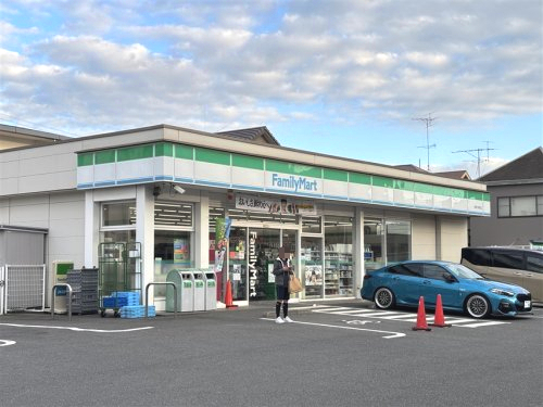 コンビニ　ファミリーマート 青葉大場町店（コンビニ）まで221m
