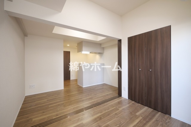 その他部屋・スペース　落ち着いた色調の寝室です