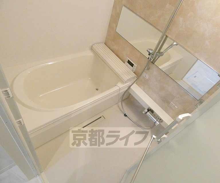 バス・シャワールーム　清潔感のあるバスルーム。