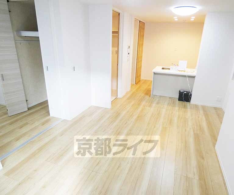 居室・リビング　フローリングがとてもきれいなお部屋。