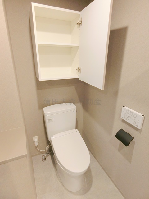 トイレ　棚収納と温水洗浄便座付きのトイレ