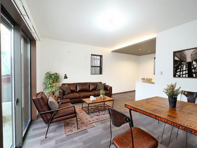 居室・リビング　CGで家具等を配置したもので家具等は含まれません