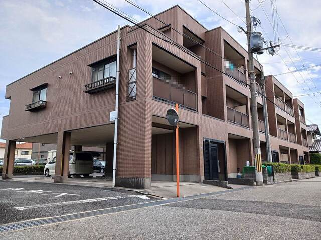 建物外観　敷地内に駐車場あります☆