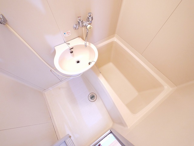 バス・シャワールーム　落ち着いた空間のお風呂です