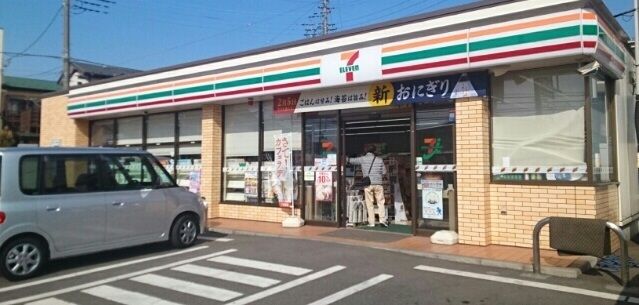 コンビニ　セブンイレブン（コンビニ）まで230m