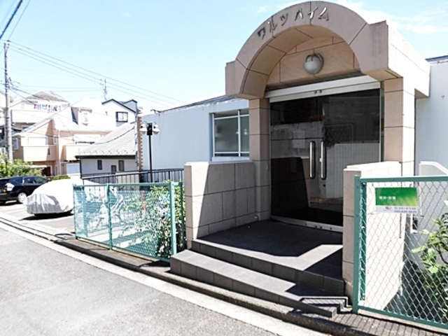 建物外観　２階がエントランス