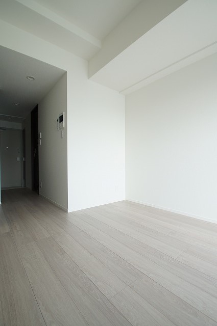 その他部屋・スペース　優しい色合いの床材を使用した居住空間です。