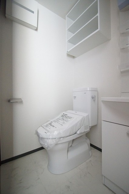 トイレ　温水洗浄便座付きトイレです。