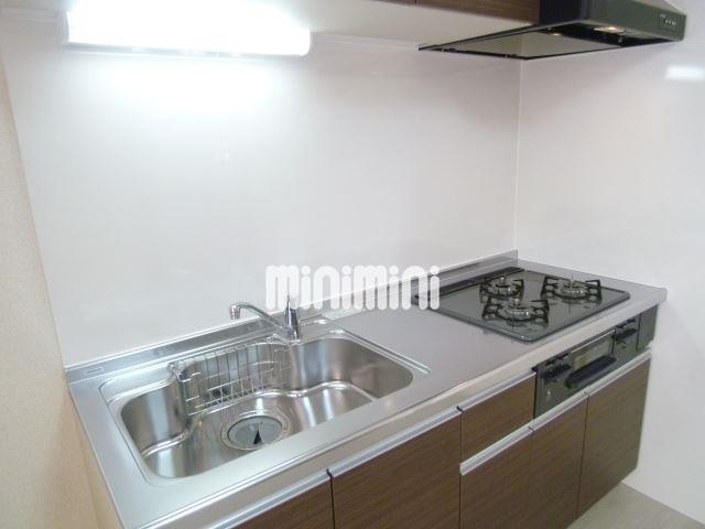 キッチン　コンロ３口グリル付き、蛇口シングルレバーで使い勝手も良いです