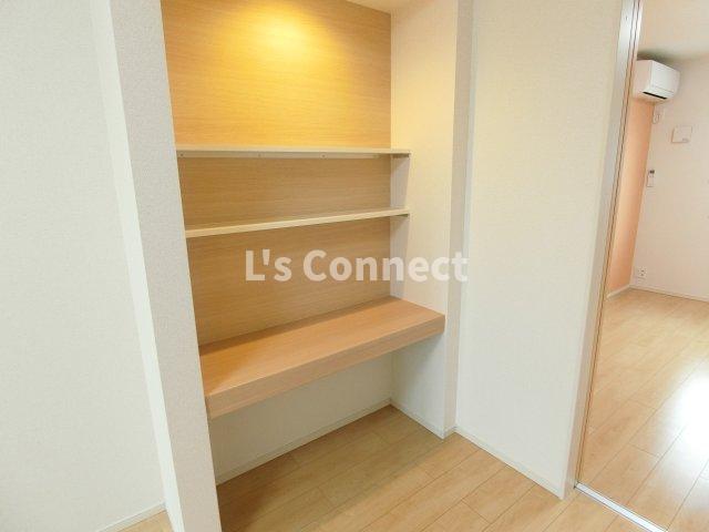 その他設備　机としても使える棚があります。