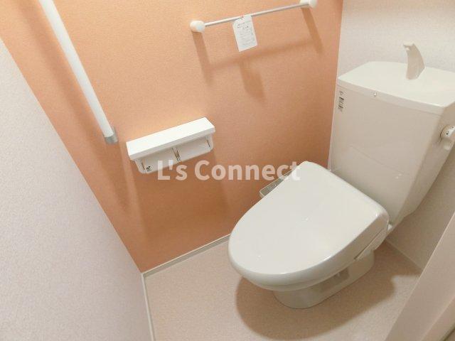 トイレ　温水洗浄便座付きのトイレ。