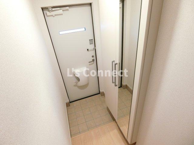 玄関　背の高い下駄箱には鏡付きで身だしなみチェック。