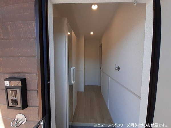 玄関　※参考写真　同建築メーカー施工の同間取完成他物件のものです。
