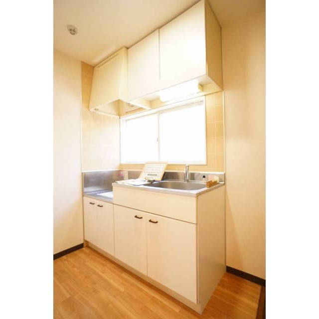 キッチン　ガスコンロ設置可能です♪天井には照明在り！