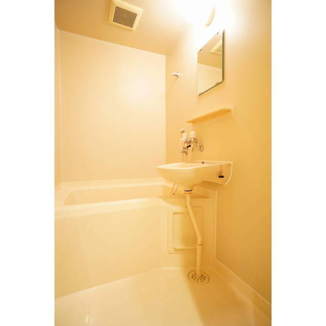 バス・シャワールーム　バスルームも綺麗にリフォーム済みです♪