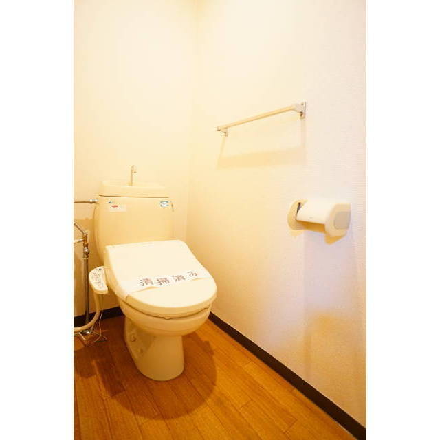 トイレ　多機能便座付きです♪