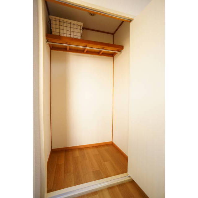 収納　収納内も綺麗にクロス貼替済み♪