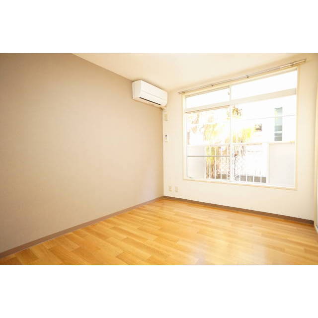 居室・リビング　アクセントクロスでシックに♪