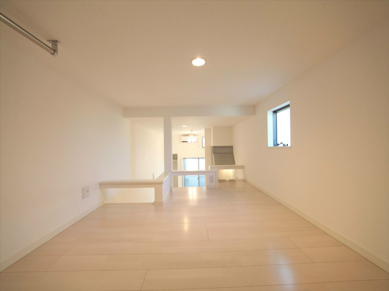 その他部屋・スペース　上階ロフト5.6帖（収納としてもお部屋としても使えます）