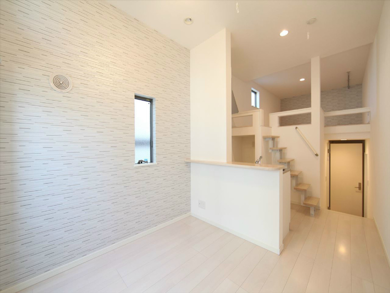 居室・リビング　洋室7.7帖　上階ロフト5.6帖（収納でも部屋でも使えます）