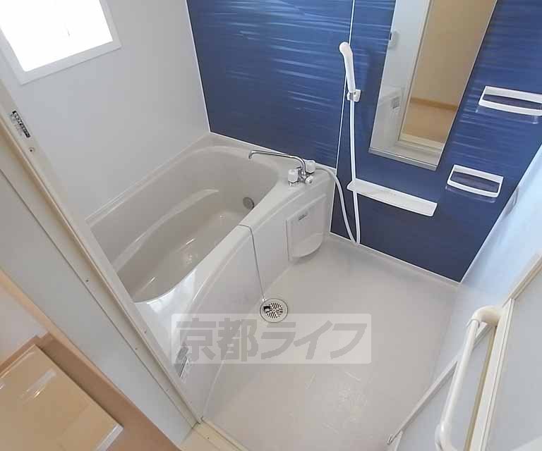 バス・シャワールーム　広いバスルームです。