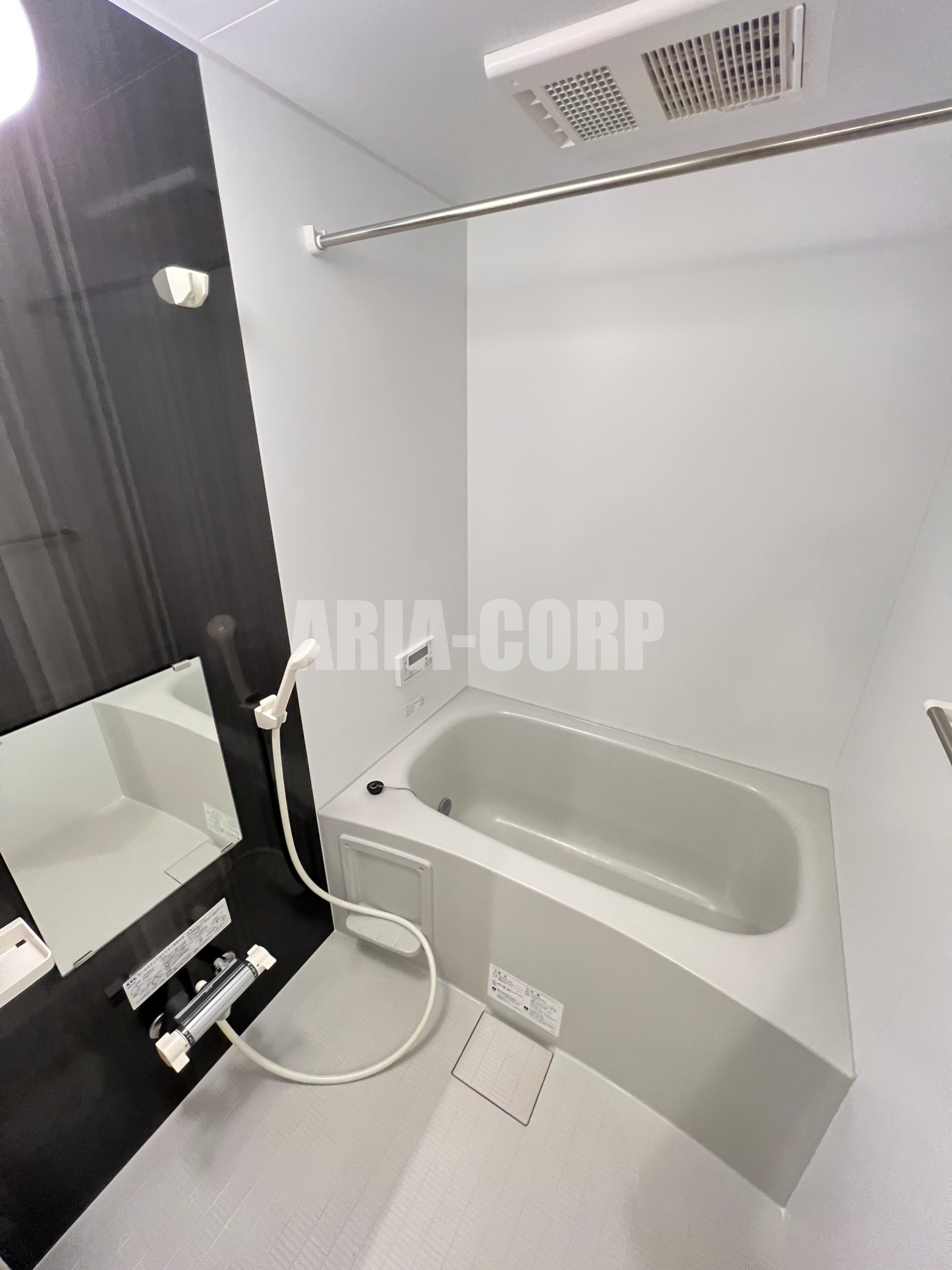 バス・シャワールーム　追い焚き機能付。カラーパネル採用でお洒落なバスルーム。