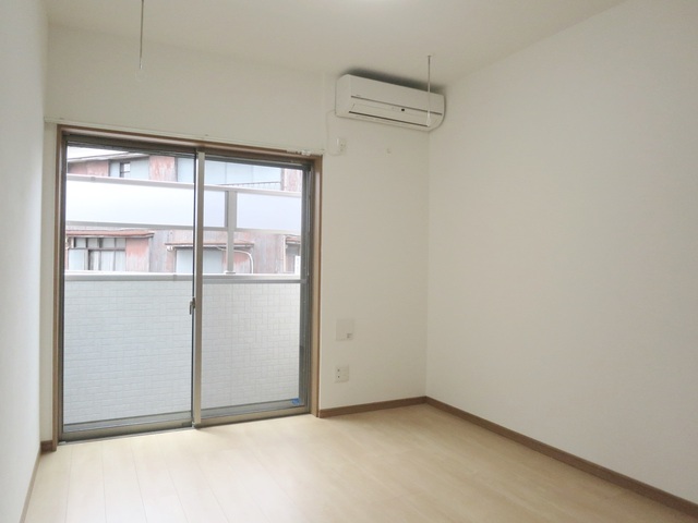 居室・リビング　使いやすい６帖のフローリングのお部屋です♪