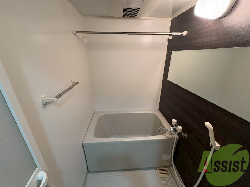 バス・シャワールーム　浴槽が広いので日々の疲れも癒されますね。