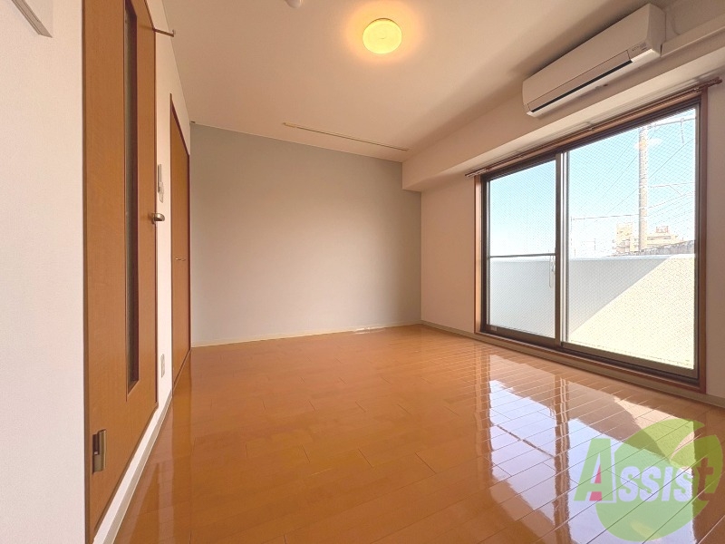 居室・リビング　８．６帖の洋室です。お部屋を広く使えます。