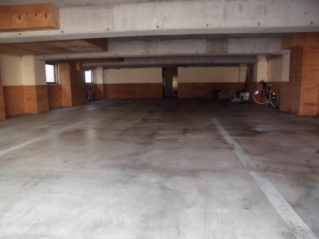 駐車場　半地下駐車場