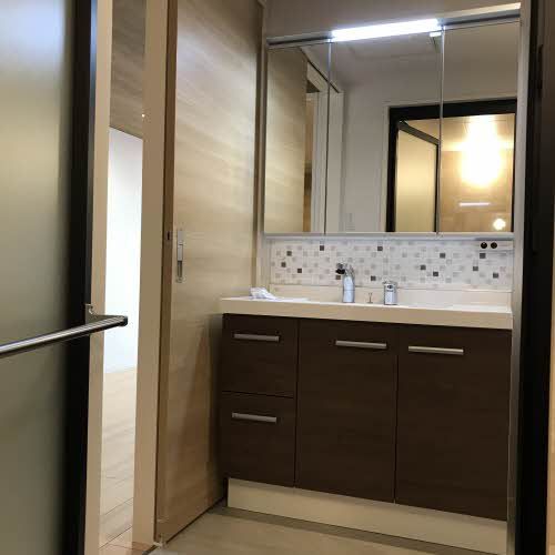 洗面設備　独立洗面化粧台です。