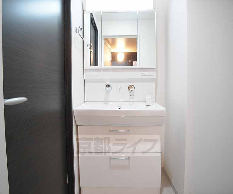 その他設備　鏡の大きな洗面台です。