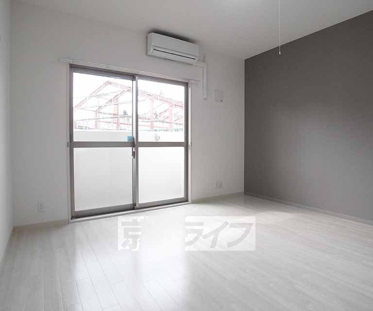 居室・リビング　南向きの明るい部屋です。