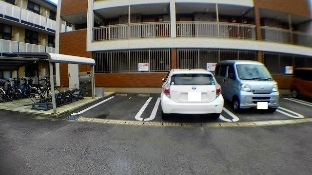 駐車場　駐車場に車を止められます