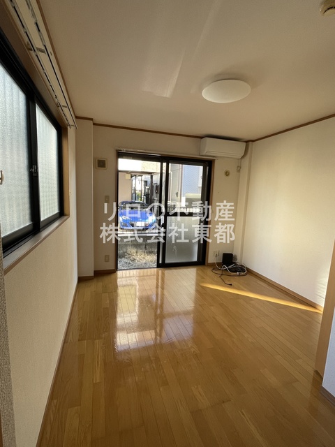 居室・リビング　２面採光なので、明るく風通しのよい過ごしやすいお部屋です♪