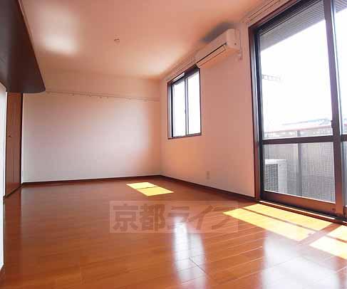 居室・リビング　明るく広い室内。