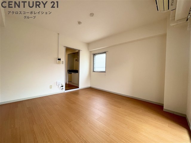 居室・リビング　２面採光で明るいお部屋です！エアコン付き！