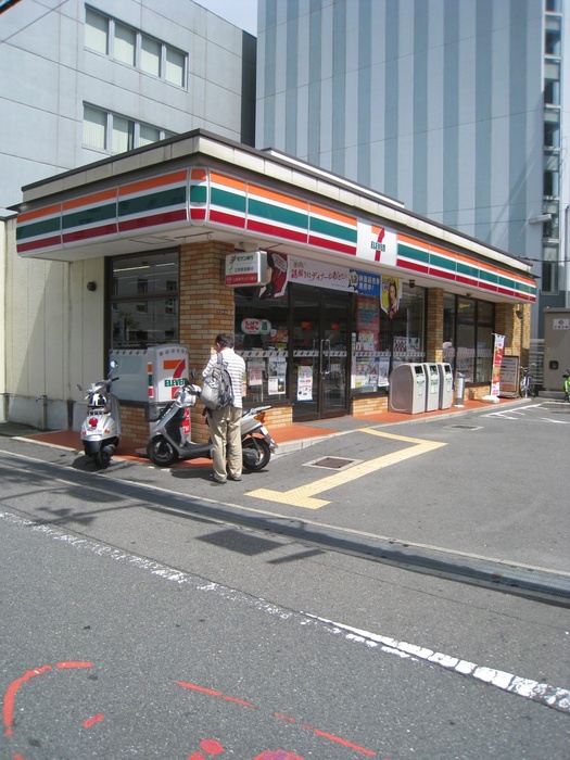 コンビニ　セブンイレブン（コンビニ）まで300m