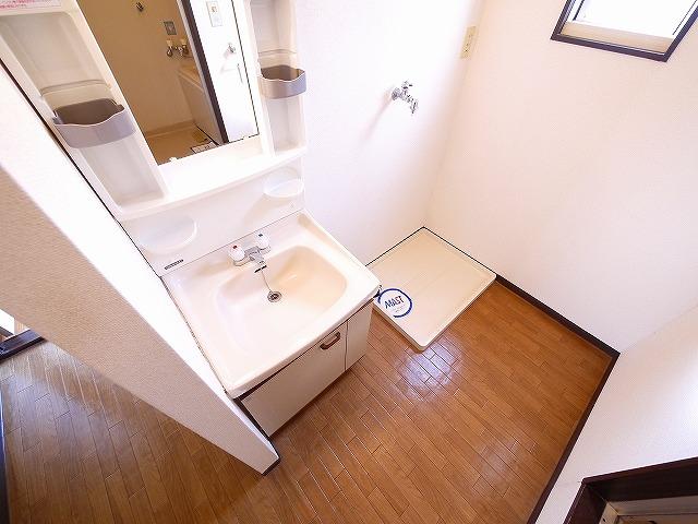 洗面設備　窓があり明るいです