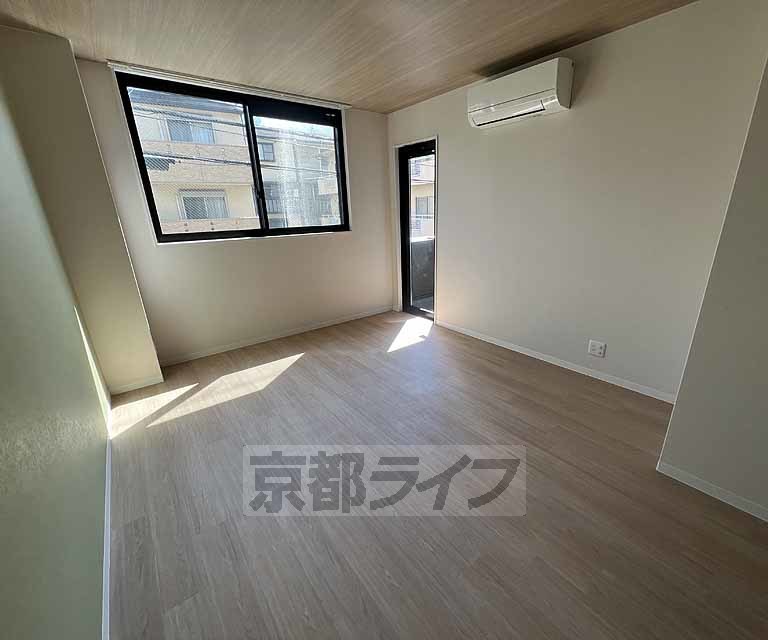 居室・リビング　２０２４年築、落ち着いた雰囲気のお部屋です！