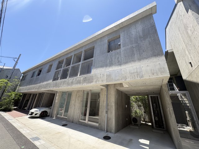 建物外観　西向日駅徒歩5分。オートロックと防犯カメラ付きのRC造外観